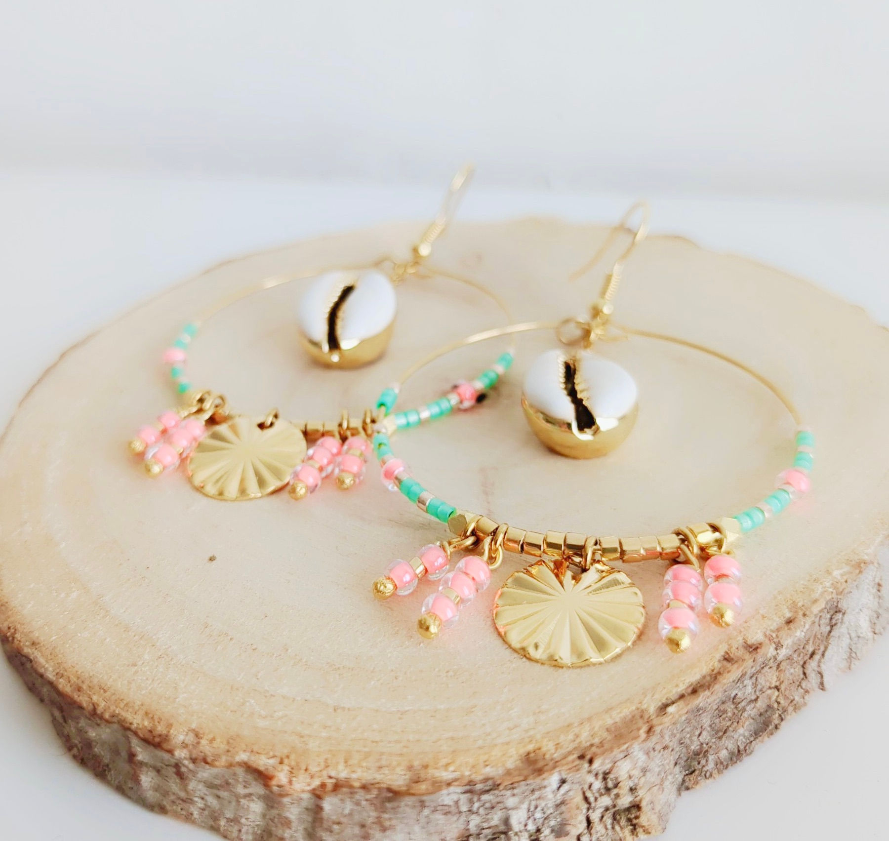 Créoles MIA coquillage cauri, perle turquoise et rose fluo