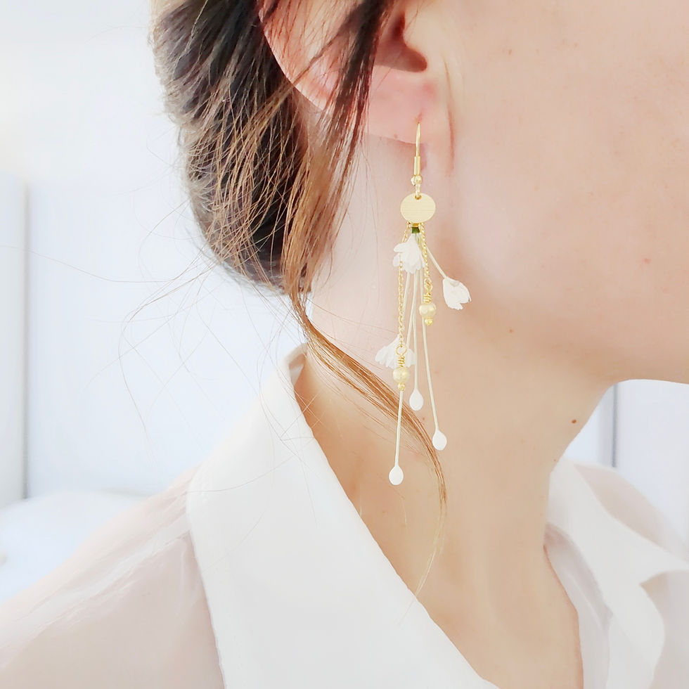 Boucles d'oreilles cascade de petites fleurs blanches et de perles dorées -Bijoux ENORA-