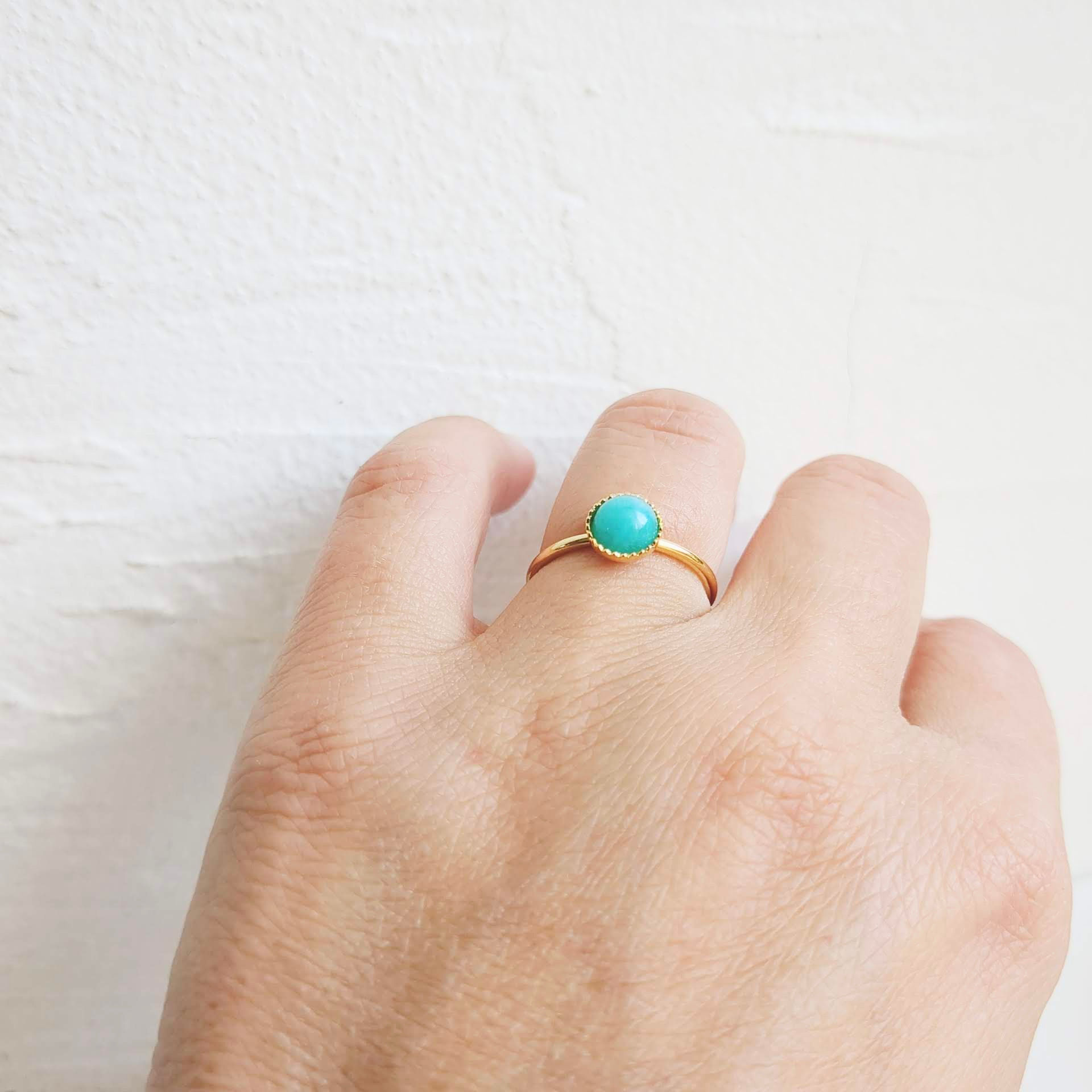 Bague doré cabochon jade de montagne bleu turquoise ▴ Bijoux ENORA ▴