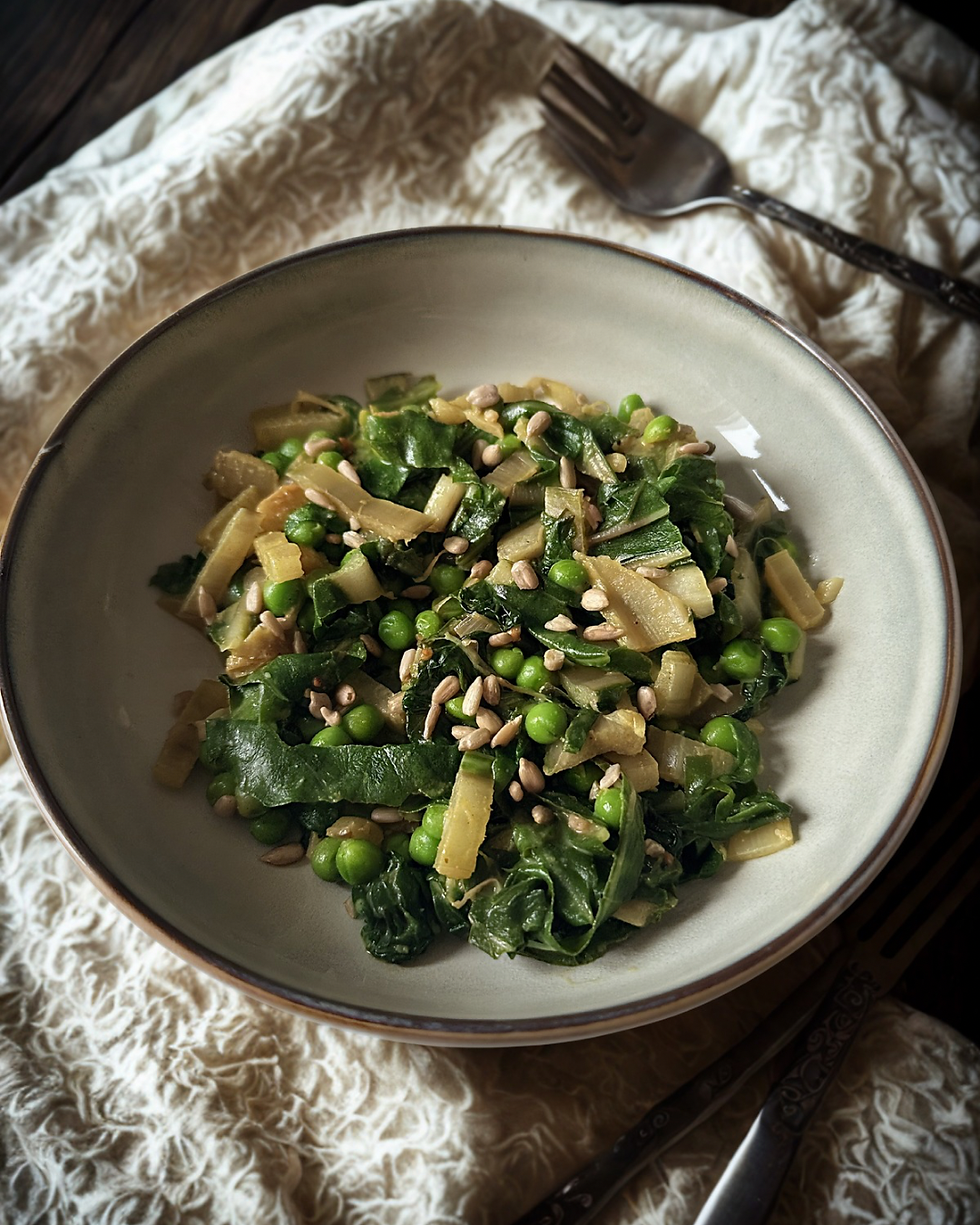 Poêlée crémeuse de verdure aux blettes et petits pois