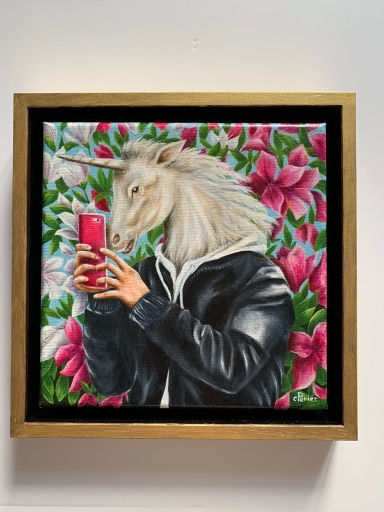 Peinture à l'huile animalière encadrée d'une licorne avec un corps humain vêtu d'un blouson noir dans un décor de fleurs roses et qui prend un selfie avec un smartphone rose