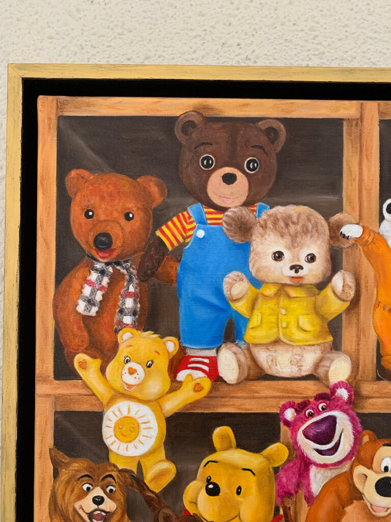 Thumbnail: Détail avec le cadre du tableau peint à l'huile  de figurines et de jouets représentant des chiens en référence à la pop culture disposées sur des étagères en bois comme dans un cabinet de curiosités.C'est une peinture d'art animalier 