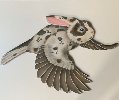 Peinture à l'huile sur bois de l'artiste animalier Corine Perier. Ce tableau en 3D présente un lapin ailé, un hybride surréaliste d'un lapin blanc avec des taches noires et des yeux bleus, créant une œuvre à la fois douce et fantastique.