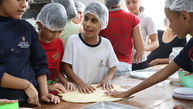 Atendidos vivenciam a culinária e fortalecem hábitos saudáveis em oficina de educação alimentar