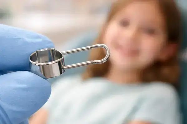 Pediatric space maintainer device used after baby tooth extraction