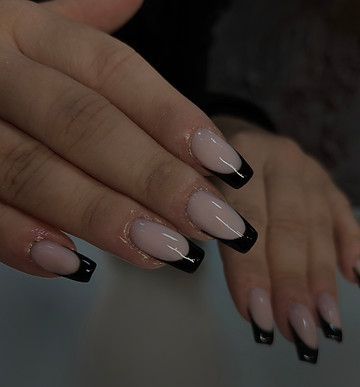 Schwarzes French auf Gelnägel. Lange Nägel