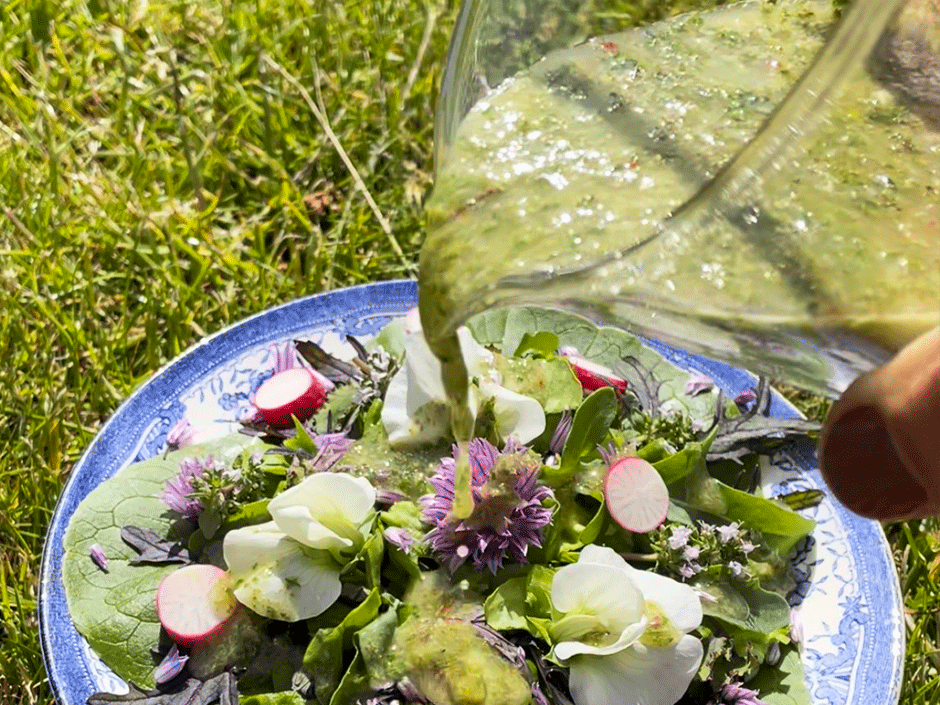 Gressløkblomst vinaigrette er fantastisk godt og passer perfekt på en herlig sommersalat.