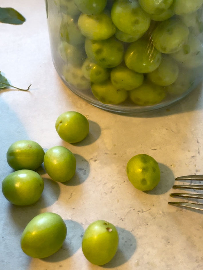 Plommene får hull med en gaffel