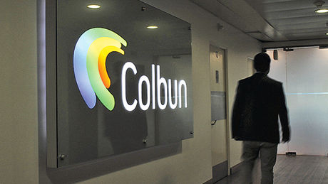 Logo iluminado de Colbún en oficinas corporativas, caso de éxito con Salesforce para maximizar su potencial e impacto real