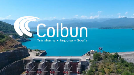 Central hidroeléctrica de Colbún junto a lago y montañas, caso de éxito en Clearing & Cleansing de Datos y optimización de CRM