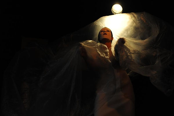 Performance ETWAS 100 al DADA Festival d