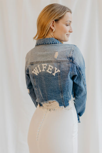 Jeansjacke mit Perlenapplikation