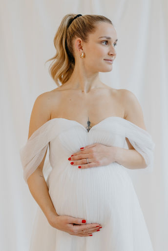 Schwangere Braut in A-Linien Brautkleid mit Carmen-Ärmel