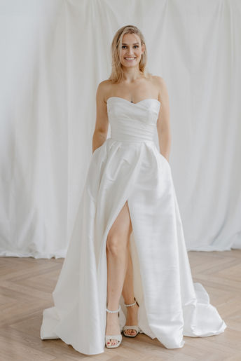Cleanes A-Linien Brautkleid mit Beinschlitz