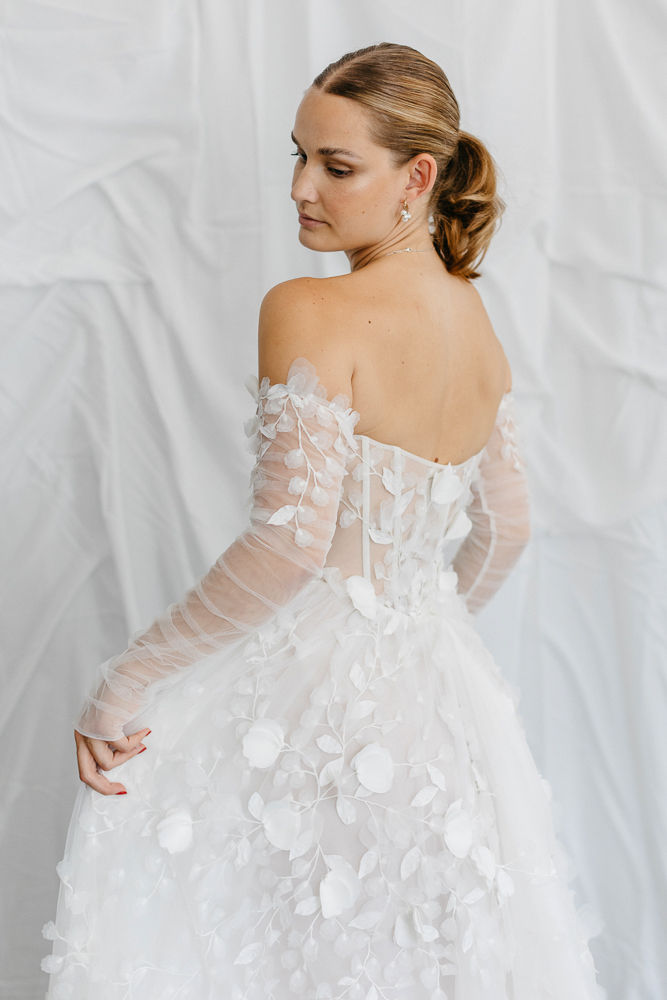 Trägerloses Brautkleid mit all over Spitze