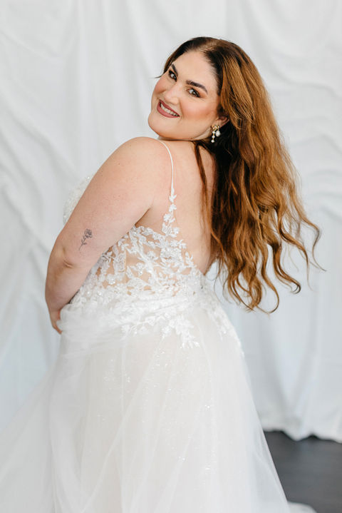 Curvy Brautkleid mit Spitzenoberteil und tiefen Rückenausschnitt