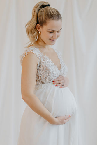Schwangere Braut in A-Linien Brautkleid mitSpitzenoberteil