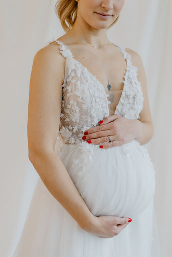 Schwangere Braut in A-Linien Brautkleid mitSpitzenoberteil