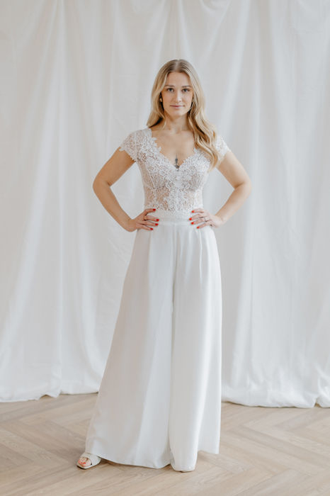 Braut mit Zwei-Teiler Outfit aus Hose und Spitzenoberteil