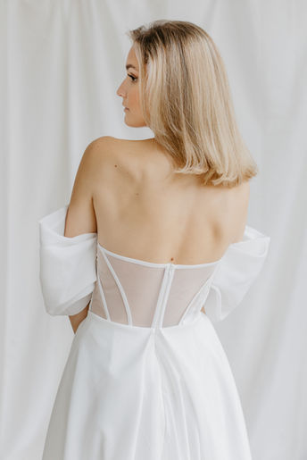 Cleanes A-Linien Brautkleid mit transparenten Rücken