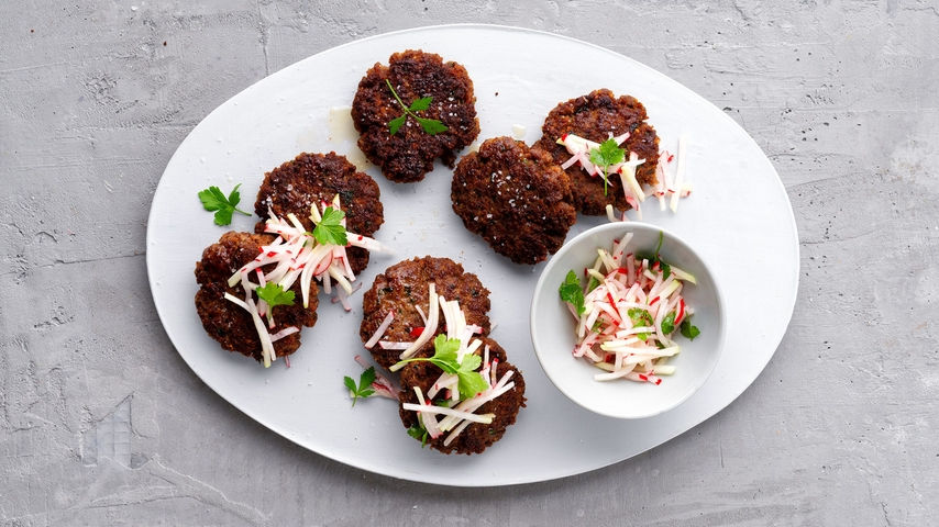 Hacktätschli mit Radieschen-Kohlrabi-Relish