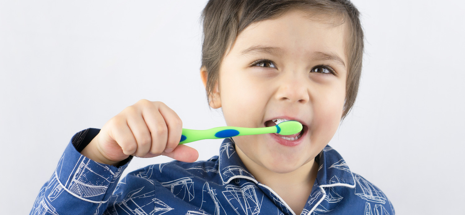 Маленькие девочки чистят зубы. Чистые детские зубы. Щетка для детей. Чистим зубы играющего. Чистим зубы играющего.