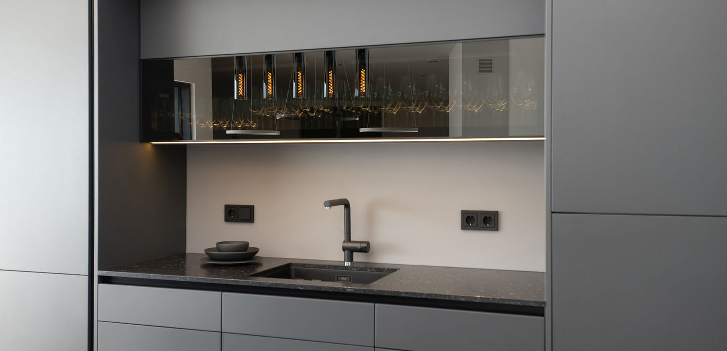 Küche dunkelgrau, Gläserschrank