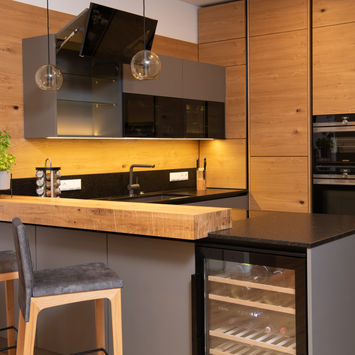 Küche dunkelgrau, Bar