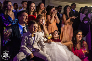 Trouwfotografie award in Portugal, emotionele momentengroepsfoto