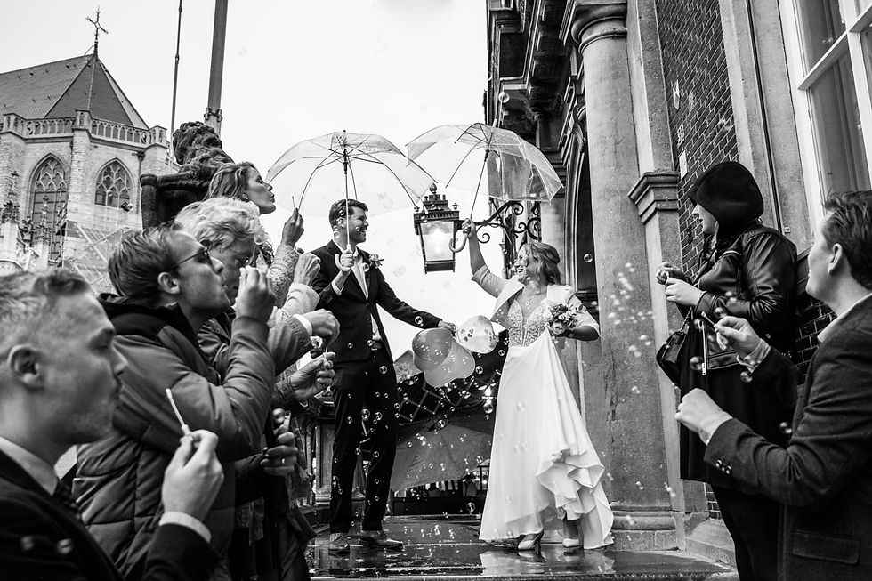 Trouwfotografie Breda, regen en bellenblaas