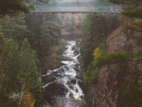 Image d'une chute qui invite à lâcher prise sur nos peurs