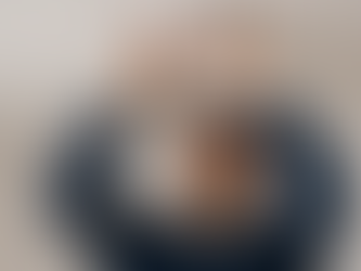 Eine Fachkraft montiert einen Rauchwarnmelder an einer Zimmerdecke in Wiesbaden. Das Bild zeigt die fachgerechte Installation eines Rauchmelders gemäß DIN 14676 durch einen zertifizierten Hausmeisterservice.