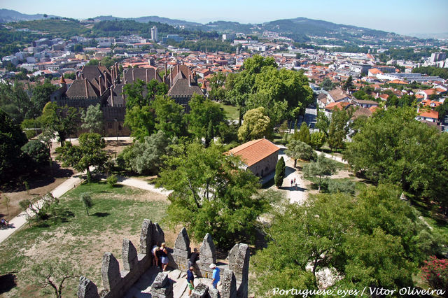 "Aqui nasceu Portugal"
No século X a Condessa Mumadona Dias, após ter ficado viúva, manda construir na sua herdade de Vimaranes - hoje Guimarães - um Mosteiro. Os constantes ataque