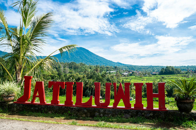 Jatiluwih adalah desa wisata di Tabanan, Bali, terkenal dengan sawah teraseringnya yang luas dan indah, diakui sebagai Situs Warisan Budaya Dunia UNESCO karena sistem irigasi Subak tradisionalnya, men