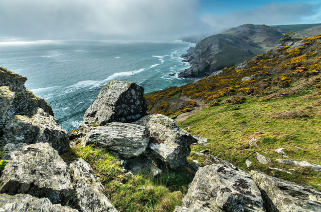 Majestic view of rugged cliffs and ocean waves in Cornwall, UK.