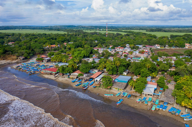 Costa de Masachapa. Pueblo pesquero y uno de los destinos turísticos más populares del Pacífico, a 65 km de Managua, Capital de Nicaragua.