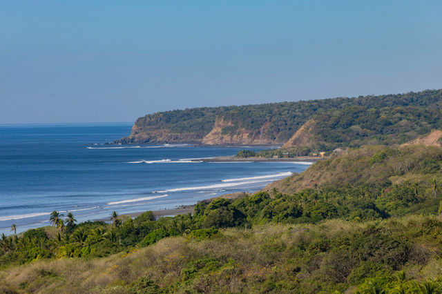 Mañana de verano en playa las Flores, San Miguel, El Salvador