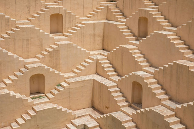Panna Meena ka Kund, stair upon stair