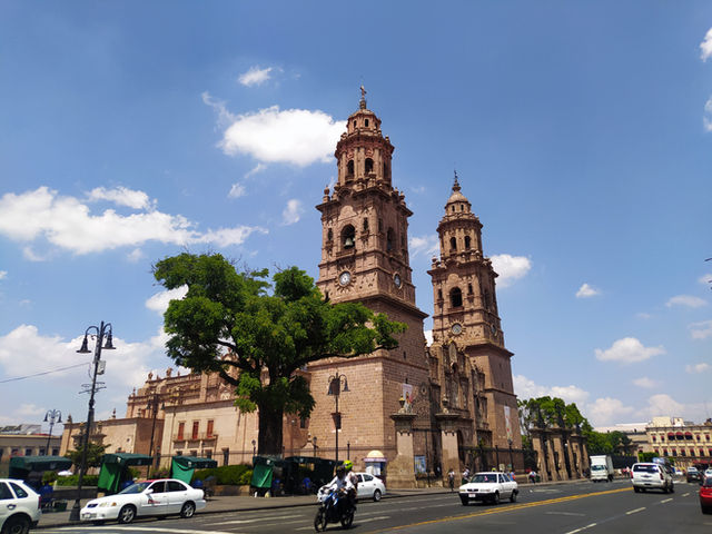 Toma lateral de la Catedral Metropolitana de Morelia, Michoacán, junio, 2023.