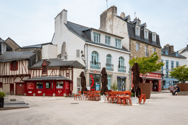 Picturesque view of a historic square in Vannes, Brittany, with traditional architecture and outdoor seating.