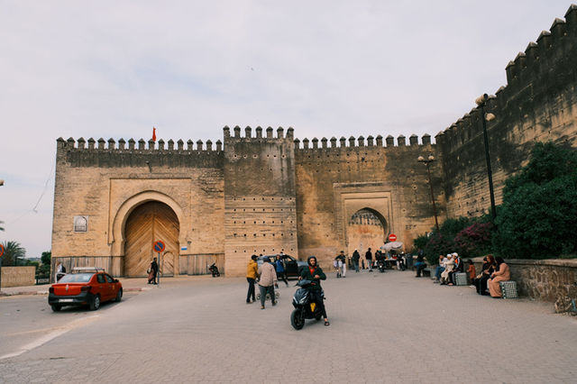 Capture of the historic Bab Bou Jeloud gate in Fes, showcasing Moroccan architectural style and local life.