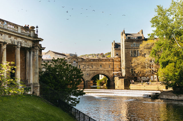 Captured in Bath, UK, this image showcases the iconic Pulteney Bridge over the River Avon, surrounded by Georgian architecture.