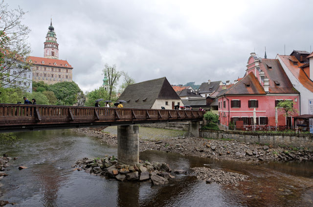Český Krumlov Castle and a footbridge over the Vltava in Český Krumlov, Czechia