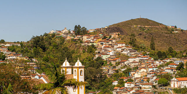 Picturesque landscape of hillside villages in Ouro Preto, Brazil showcasing lush greenery and charming architecture.