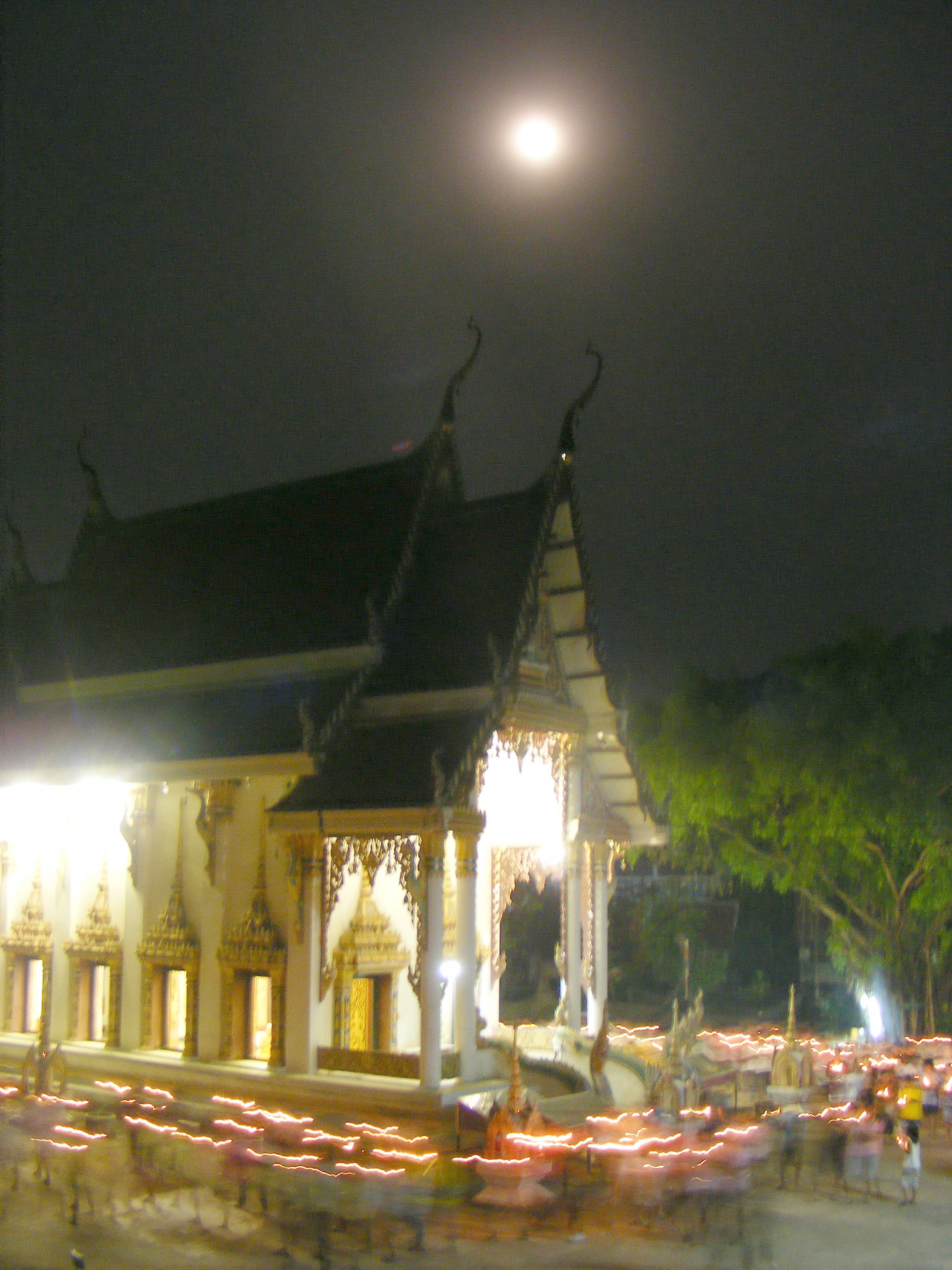 Candlelit procession around a temple (Asalha Bucha / Khao Phansa observance)