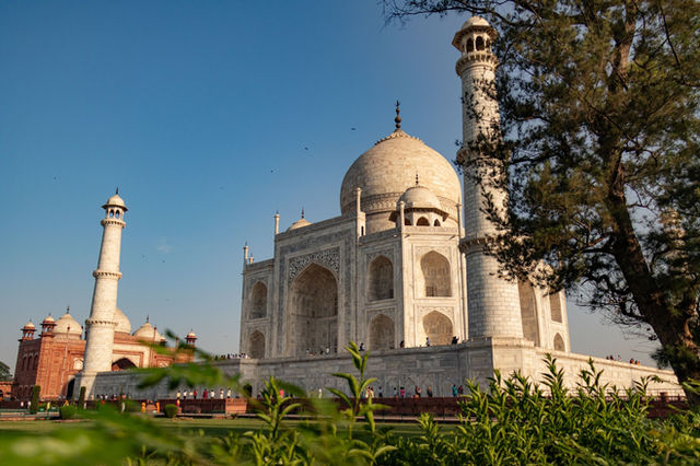 Beautiful view of the Taj Mahal at Agra, showcasing iconic Mughal architecture and serene surroundings.