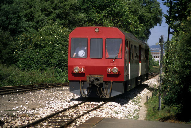 Bahnhof Guimarães im Juni 1996, ein Ende des Meterspurbetriebes war nicht absehbar. Der Triebwagen kommt von Porto.