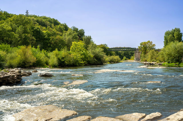 courant d'eau sur une rivière
