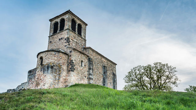 Coucher de soleil sur cette très belle petite chappelle Saint-Vincent à Saint-Laurent d'Agny !