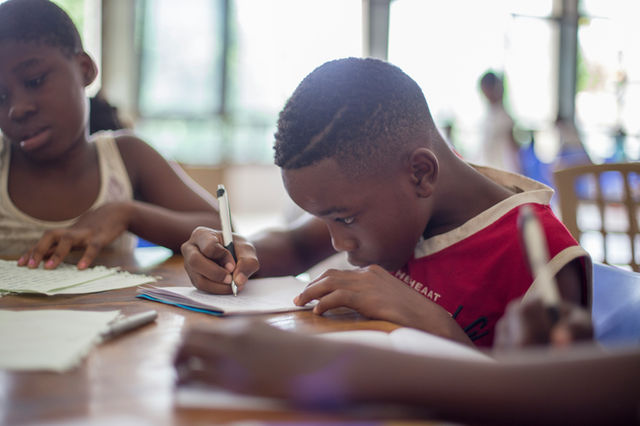 Los niños de Guinea Ecuatorial se levantan cada día bajo una realidad que no es nada fácil.

En el barrio Patio Pérez de Malabo, surge Verano Útil, una iniciativa para niños y niñas que busca ser